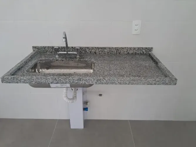 Pia de cozinha em granito, com cuba e misturador