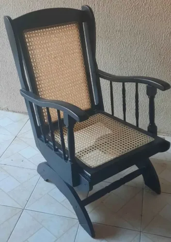 Vendo cadeira de balanço em palhinha