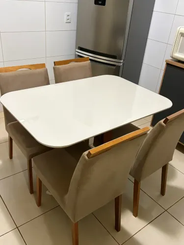 Mesa de vidro de 4 lugares
