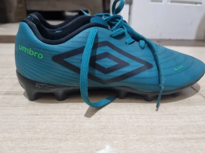 Chuteira umbro verde número 38