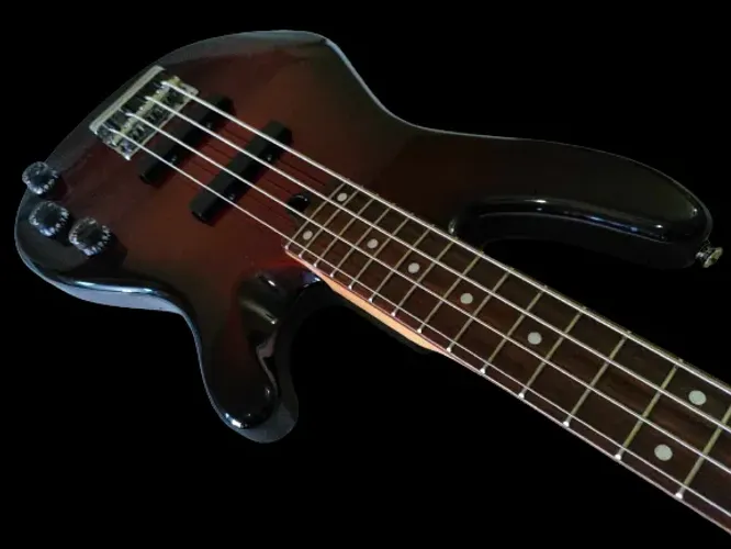 Vedo esse Lindo Baixo raríssimo, Yamaha BB-404  fabricado ano 2000,