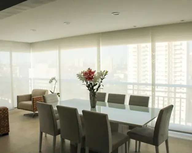 Cortina e Persiana Rolô Tela Solar - Sofisticação e Conforto para sua Varanda!