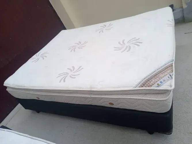 Vendo cama box de casal queen