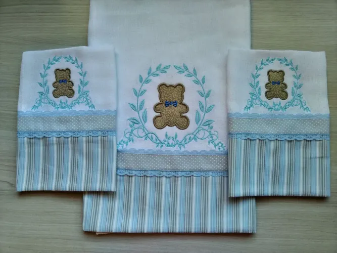 Fraldas para bebê bordada.