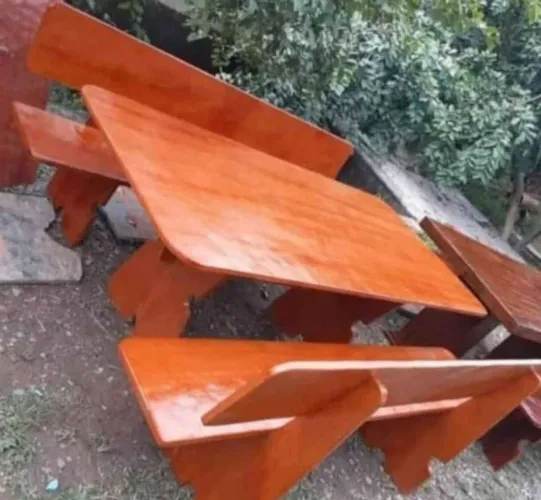 "Mesa de Jardim com Design Moderno - Ideal para Seu Quintal!"