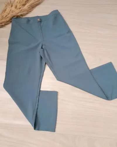 Calça feminina, cós alto, zíper e botão <br>