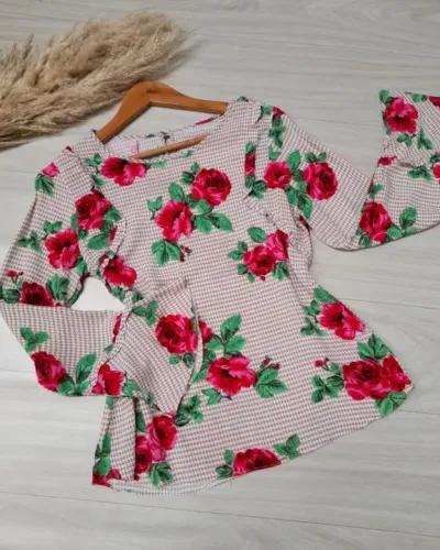 Blusa estampada de viscose, manga longa com folho.<br>