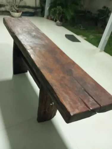 Banqueta rústica de madeira