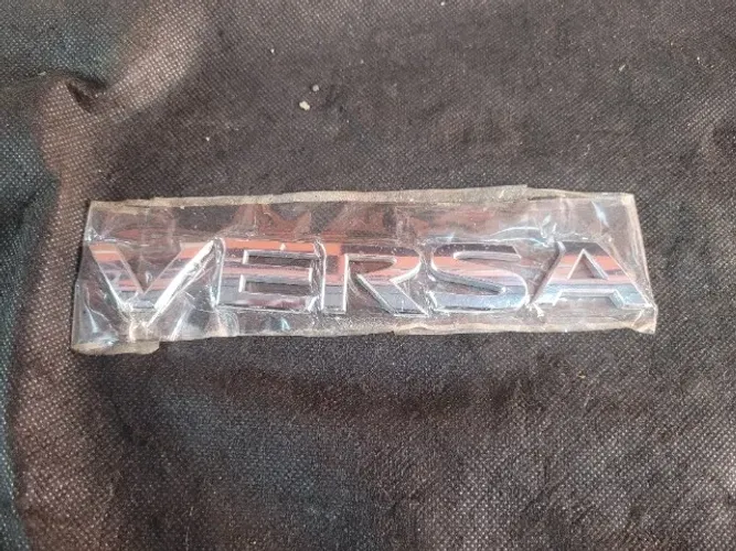 Emblema da Mala Nissan Versa
