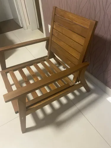 Cadeira de madeira com design clássico