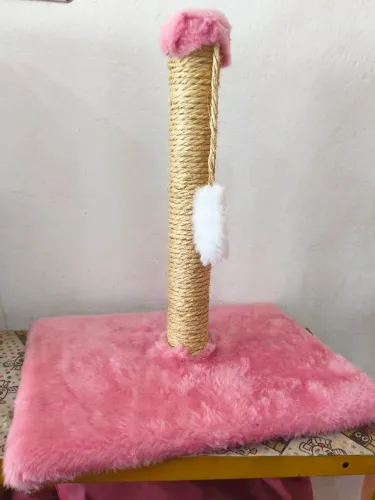 Arranhador de gatos com brinquedo