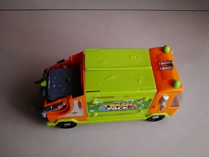 Brinquedo caminhão de lixo