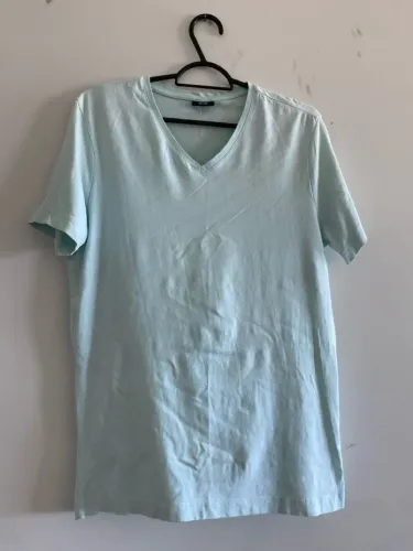 Camiseta V-Neck Azul Claro