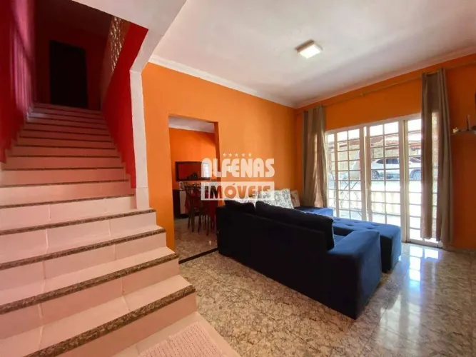 LINDA CASA RESIDENCIAL E COMERCIAL COM ÓTIMA LOCALIZAÇÃO NO BAIRRO XANGRILÁ