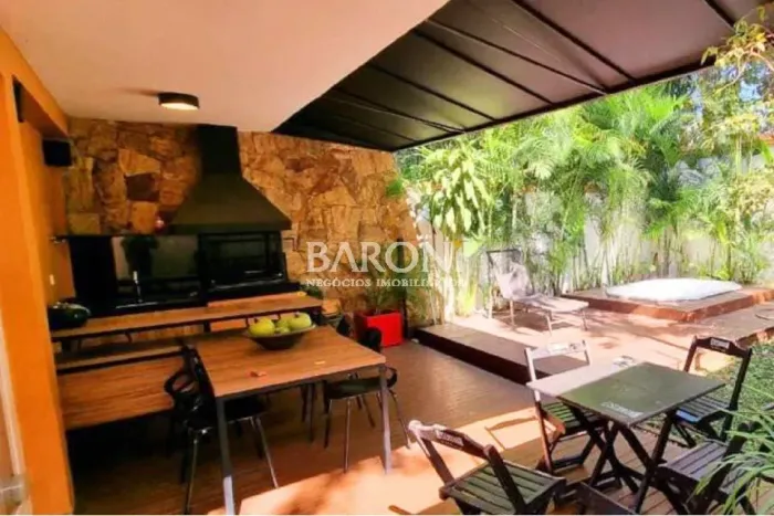 Casa para comprar no Morumbi, em condomínio fechado, área gourmet, jardim, jacuzzi, 3 dorm