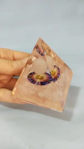 Orgonite Pirâmide Do Amor Quartzo Rosa Cristal Raio Rosa 6cm