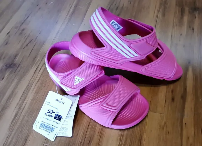 Sandália Adidas Tam 32, NUNCA USADA