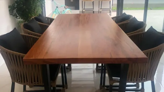 MESA DE MADEIRA COM 8 CADEIRAS DE CORDA NÁUTICA - ASSENTO ESTOFADO