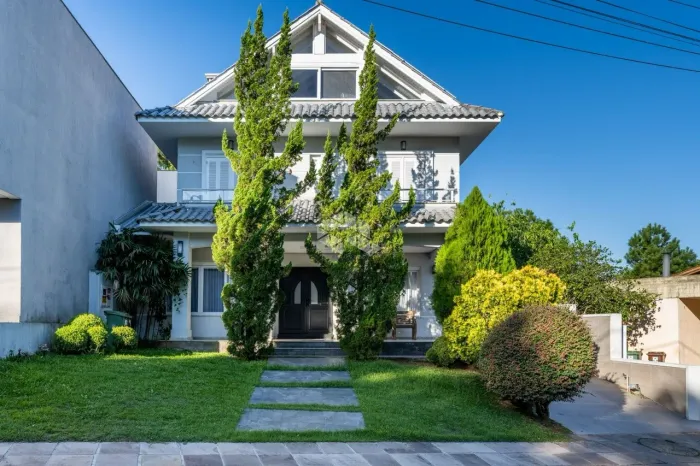 Casa em Condomínio mobiliada com 295m², 3 dormitórios, reformada e decorada por arquiteto 