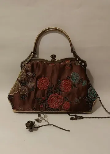 BOLSA VINTAGE, BORDADA.