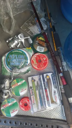 Kit pesca 2 carretilhas com fio 5 rolos 3varas muitos anzol isca artificial tudo novo