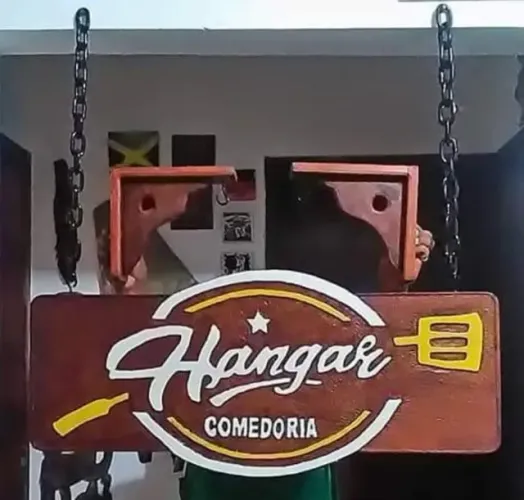 Placas entalhadas a mão