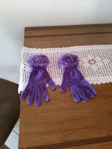 Luvas de lã roxas com detalhe de pele