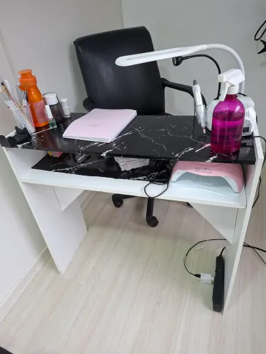 Expositor esmalte, mesa manicure, bebedouro, nicho bancada com espelho. 