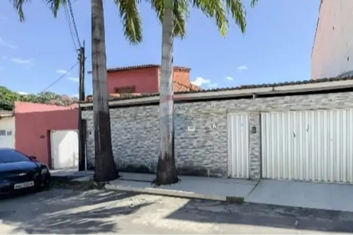 Casa plana, 288m², 4 quartos, quintal, deck com churrasqueira, nas Cajazeiras, em Fortalez