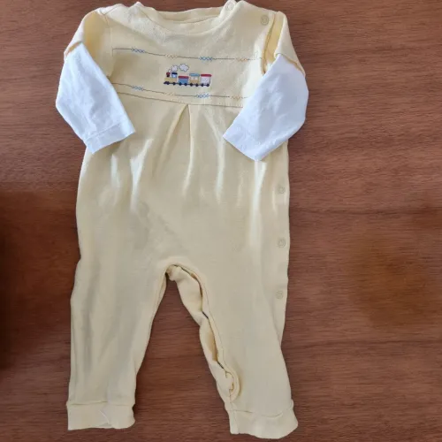 Macacão de bebê tamanho M