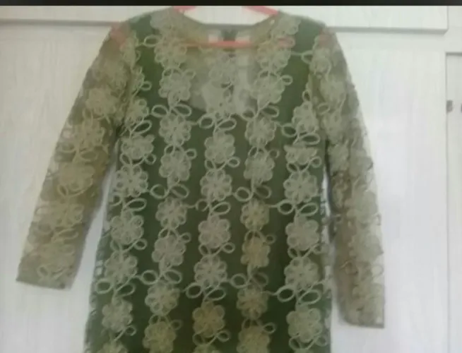 vestido longo de festa com manda compridas.  cor verde