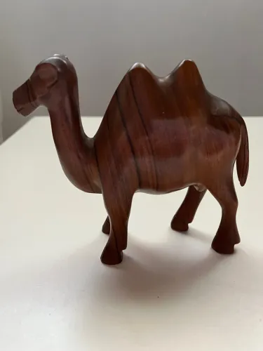 Escultura de Camelo em Madeira