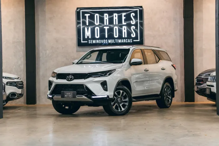 Toyota Hilux SW4 SRX Plat. 4X4 2.8 TB Die. Aut. 2025