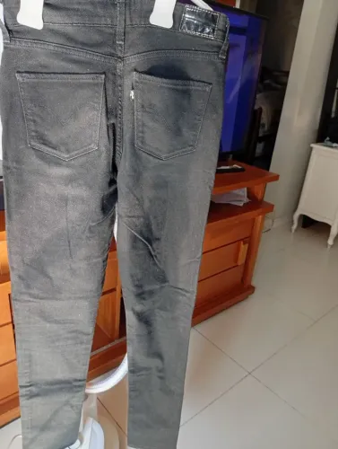 Calça Jeans Levi's Preta e uma saia 