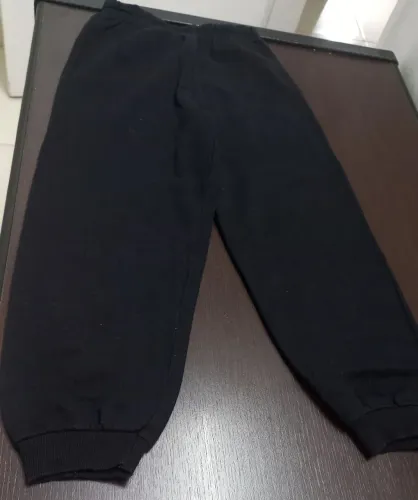 Calça de Moletom Preta - Tamanho 4 anos.