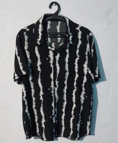 Camisa Manga Curta Tamanho: G Cor: Preto e Branco - Shein