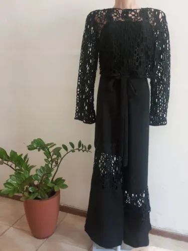 Baixou o preço! Traje de festa !Macacão preto em crepe com cropped de renda preto!