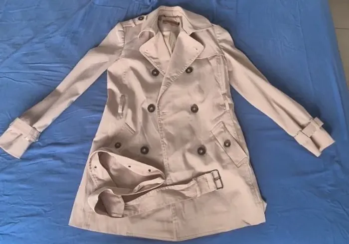 Trench Coat Essential London Breeze Amaro - excelente estado