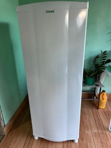 Vende-se geladeira Consul, 110V, com apenas um mês de uso. Em excelente estado! 300L
