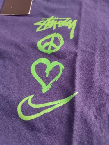 Camiseta Nike x Stussy - Peace, Love and Swoosh