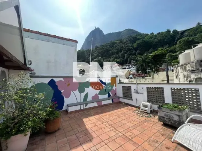 Casa de rua - Triplex / Residencial / Humaitá