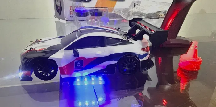 Carrinho de Controle Remoto Recarregável Drift Super Veloz Com Acessórios