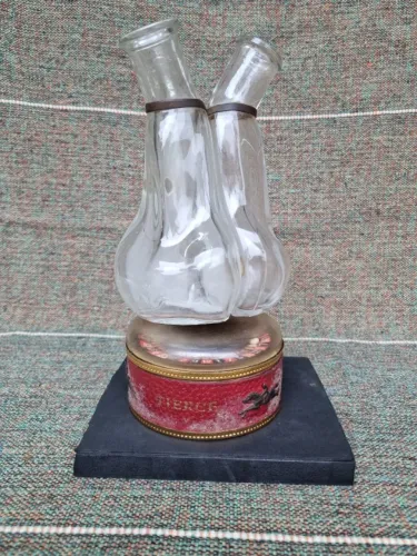 Rara licoreira francesa com caixa de música