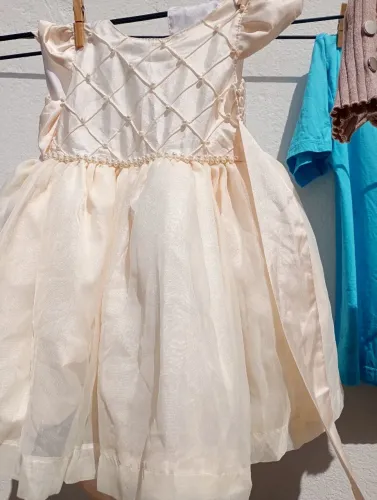 Vestido infantil semi novo,para criança de 2 a 3 anos .