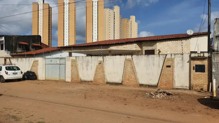 CASA PARA VENDA E LOCAÇÃO.
