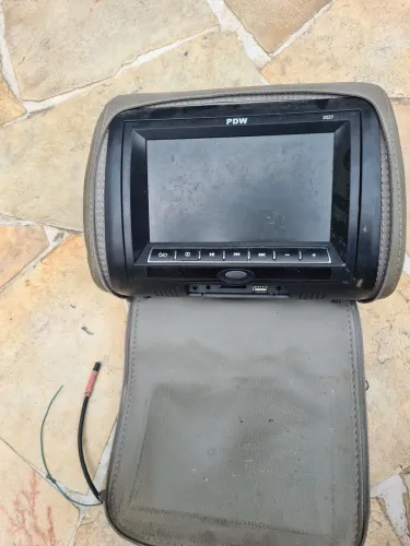 Vendo encosto de cabeça com DVD