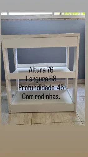 Móvel versátil com rodinhas. Tokstok