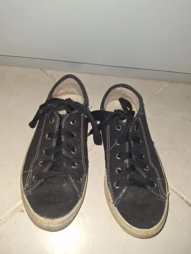 Tênis preto infantil em bom estado. 