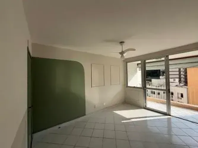 Apartamento 02 quartos (sendo 1 suíte), varanda e garagem!
