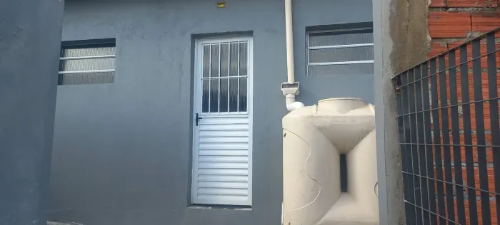 Alugo kitinete para 1 pessoa agua e energia incluso.